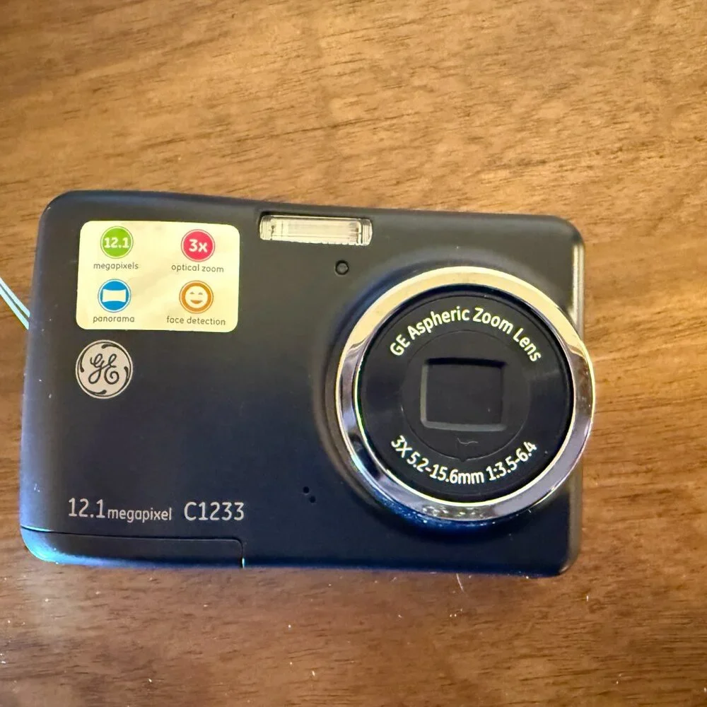 GE C1233 12.1MP Digital Camera - Black - Tested Works - Complete
